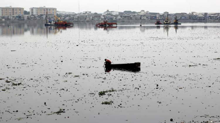 Informal trash recycling on the Waduk Pluit, North Jakarta, November 2015. Photo courtesy of Etienne Turpin